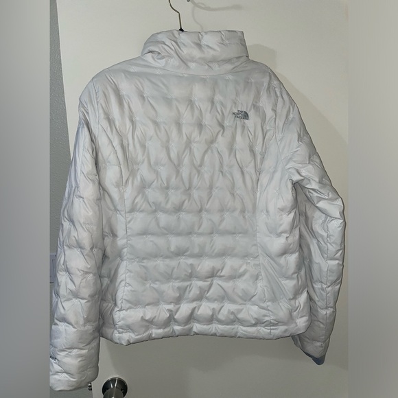 The North Face White Puffer Jacket 550 series - Picture 13 of 15